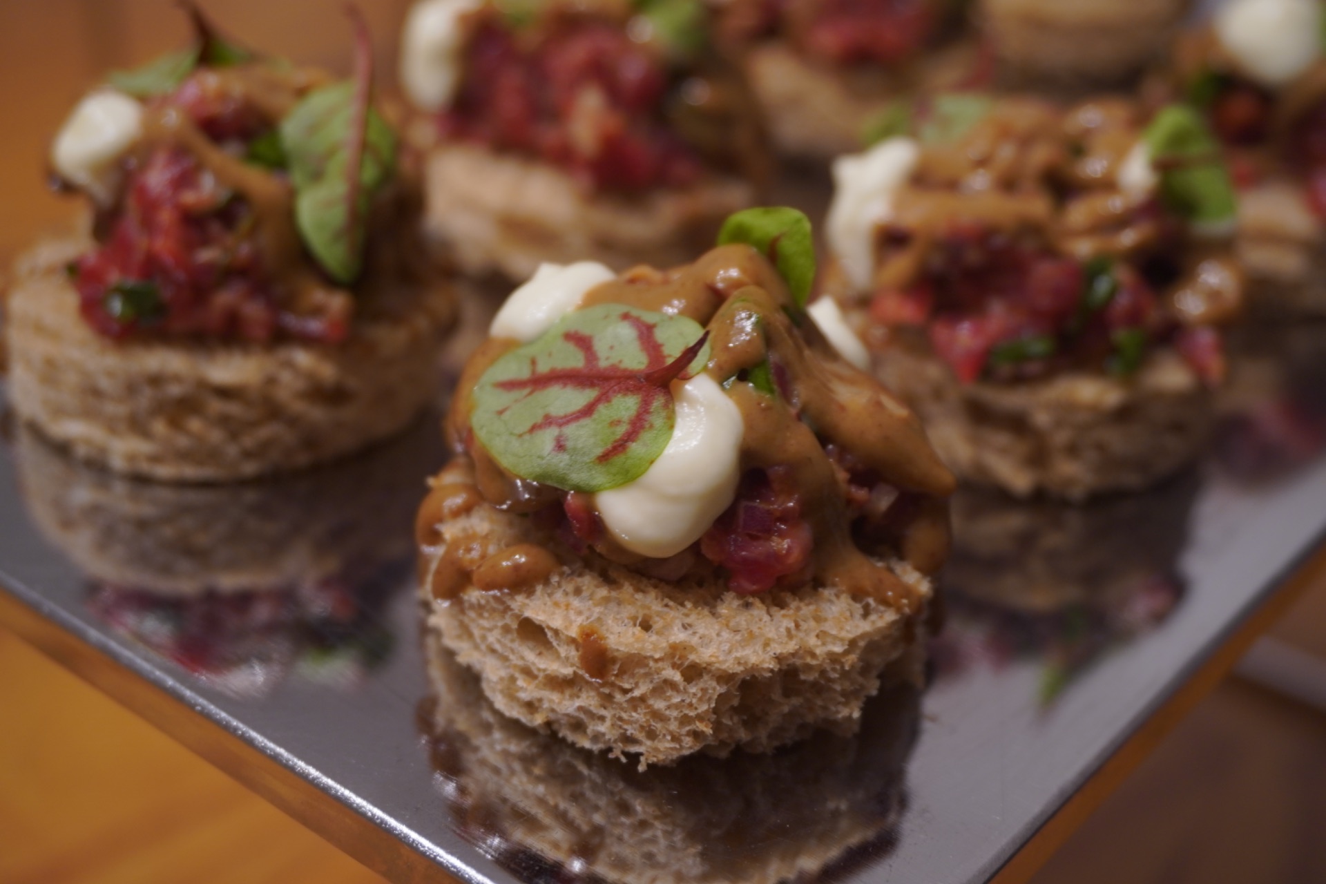 Crostini de tartare em bandeja espelhada